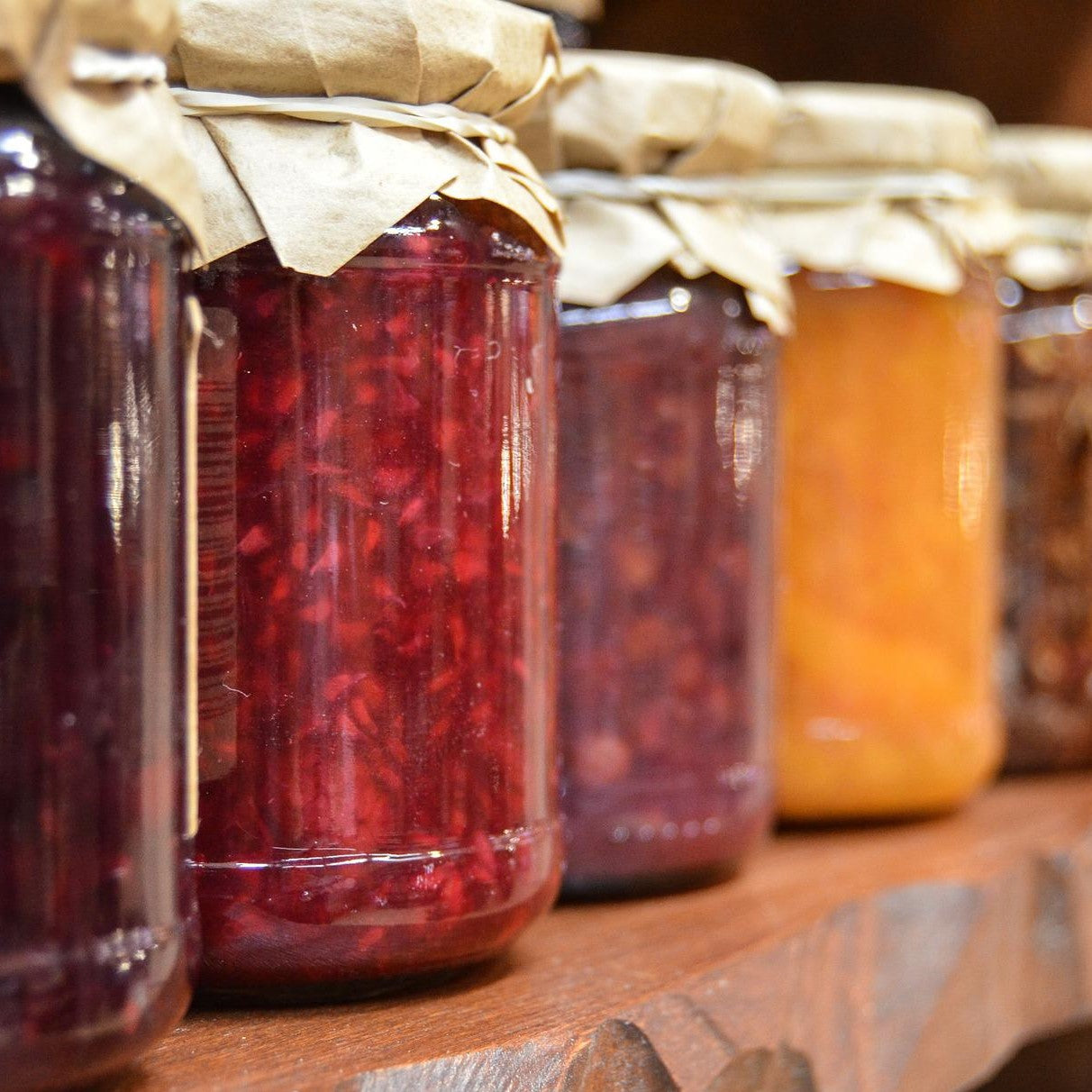 Obst, Kohl, Kraut, Gurken im Konservenglas